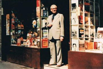 Otto Dausien vor dem Geschäft in Halle an der Saale